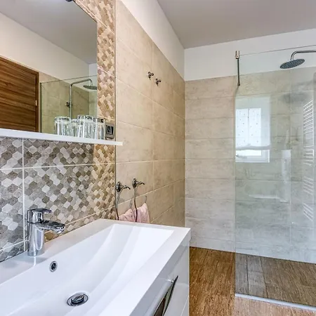 Celtis House -pool-whirlpool-sauna Villa *