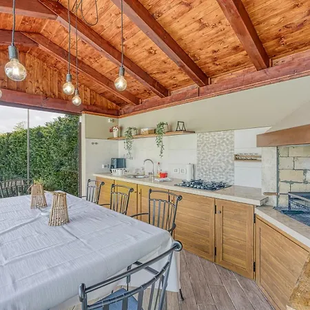 Celtis House -pool-whirlpool-sauna Vila