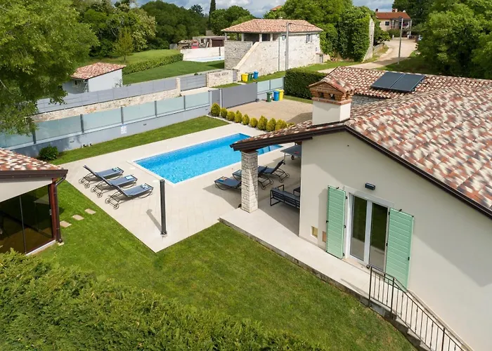 Villa Celtis House -pool-whirlpool-sauna Grožnjan